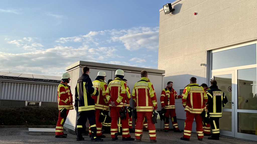 Feuerwehrübung im gewerbepark binsdorf am 21.4.2022 - Schulung am Freischaltelement Bild 1